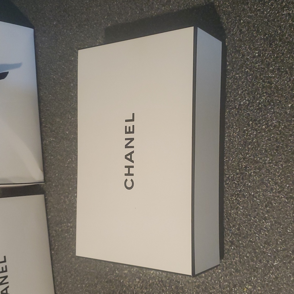 Chanel White Gift Boxes - Picture 2 of 14